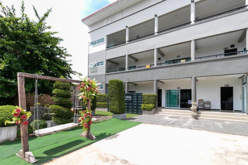 Hotel Oyo 75305 T Park Pak Chong Mu Si Zewnętrze zdjęcie